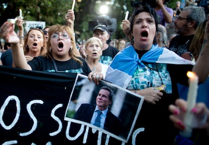 Mujeres sostienen velas durante la manifestación por el primer aniversario de la muerte de Alberto Nisman, en enero de 2016 en la capital argentina. 