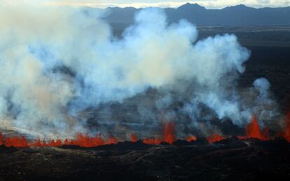 La erupcin originada al norte del volcn islands Bardarbunga, situado bajo el glaciar Vatnaj?kull, contina a "nivel estable" 48 horas despus de su estallido.