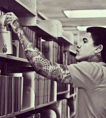 Un joven Barack Obama en la biblioteca.
