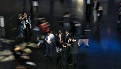 Asistentes del Mobile World Congress, ayer en el recinto de Gran Via en el primer día del congreso de móviles.