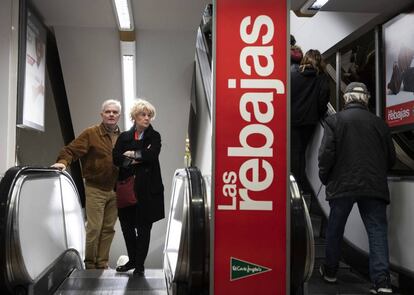 Clientes suben las escaleras de El Corte Inglés de la calle de Preciados, en el centro de Madrid, este martes.