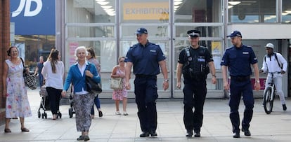 Dos policías polacos patrullan con un agente británico en Harlow, en el norte de Londres, tras el asesinato del joven polaco Arkadiusz Jozwik.