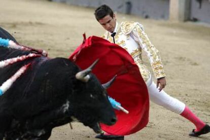 José María Manzanares, durante la faena a su primer toro, con el que confirmó la alternativa.