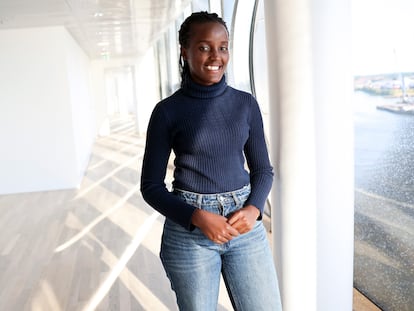 Vanessa Nakate, en una sesión fotográfica antes de la presentación del Premio Helmut Schmidt Future en en Hamburgo, Alemania, el 28 de junio de 2022.