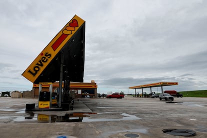 Una gasolinera dañada tras el paso del huracán Beryl, en Edna, Texas.