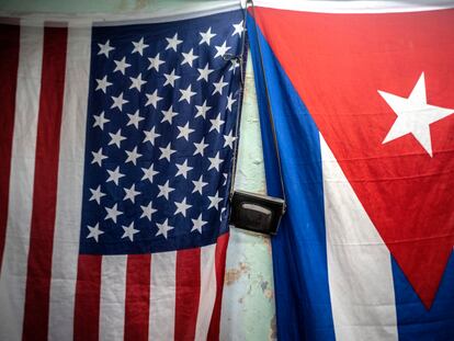 Banderas de Estados Unidos y Cuba en un muro en La Habana el pasado lunes.