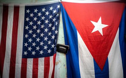 Banderas de Estados Unidos y Cuba en un muro en La Habana el pasado lunes.
