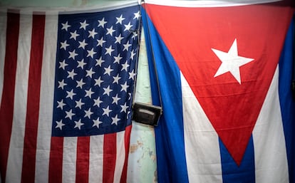 Banderas de Estados Unidos y Cuba en un muro en La Habana el pasado lunes.