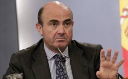 El ministro de Economía, Luis de Guindos, ayer durante la rueda de prensa tras la reunión del Consejo de Ministros. EFE/Archivo