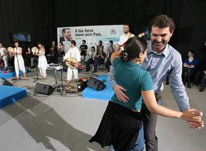 El candidato del BNG, Anxo Quintana, baila en un acto con jóvenes en Santiago.