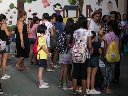 Varios alumnos esperan en el patio el inicio del curso escolar de 2019, en una escuela de Barcelona.