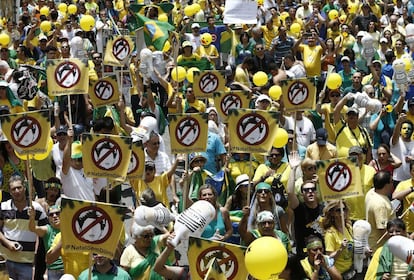 Manifestantes seguram cartazes contra a presidenta Dilma Rousseff neste domingo, na avenida Paulista.