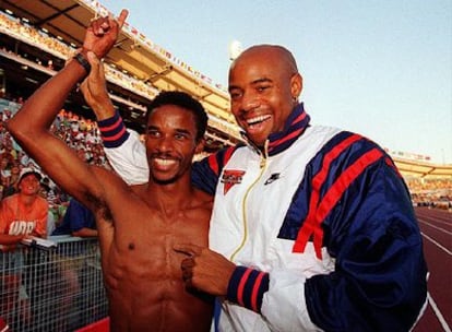 Mike Powell (a la derecha) felicita al cubano Iván Pedroso, ganador del oro en salto de longitud en los Mundiales de Gotemburgo de 1995.