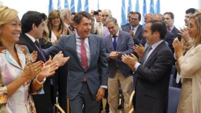 Los diputados del PP en la Asamblea de Madrid aplauden a Ignacio Gonz&aacute;lez, tras ser nombrado presidente del grupo. 