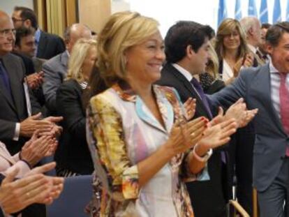 Los diputados del PP en la Asamblea de Madrid aplauden a Ignacio Gonz&aacute;lez, tras ser nombrado presidente del grupo. 