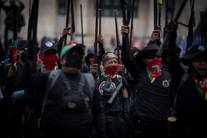 Integrantes de la guardia indígena, durante una congregación en la Plaza de Bolívar, el pasado 3 de mayo.