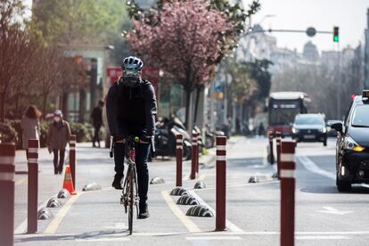 Carril bici de la Via Augusta, en dirección montaña, en el tramo construido, a su paso por la plaza de la Gala Placidia.