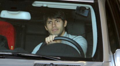 Agüero abandona ayer el estadio Calderón tras la reunión de la plantilla rojiblanca con el presidente, Enrique Cerezo.