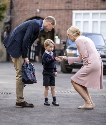 Tras su paso por la escuela infantil de Norfolk, Jorge empezó el colegio en septiembre de 2017. Su escuela es la Thomas's Battersea de Londres, cercana al palacio de Kensington, donde vive la familia. Su padre le llevó al centro escolar en su primer día; su madre estaba entonces embarazada de Luis y no pudo acompañarle debido a las fuertes molestias que sintió. En la imagen, el pequeño saluda a Helen Haslem, la directora.