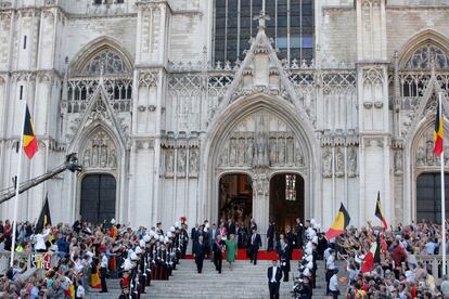 El rey Alberto II y la reina Paola abandonan ls catedral de Saint Michael en Bruselas