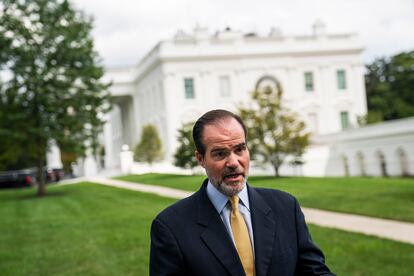 Mauricio Claver-Carone en los jardines de la Casa Blanca, en Washington.