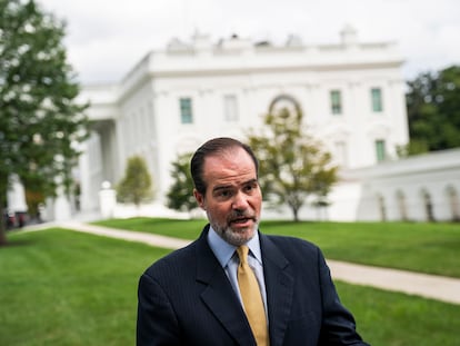 Mauricio Claver-Carone en los jardines de la Casa Blanca, en Washington.