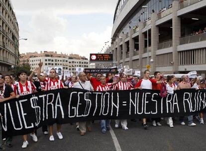 Aficionados del Atlético durante la manifestación de ayer.