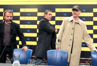 El cineasta mexicano Felipe Cazals (con gorra), en la rueda de prensa que dio el viernes en el Zinemaldia. Junto a él, dos de los intérpretes de Chicogrande: Damián Alcazar (a la izquierda) y Daniel Martínez.