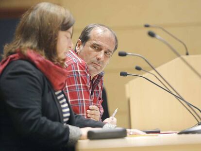 Aitzpea Leizaola y Agus Hernan, portavoces del Foro Social, comparecen este viernes en San Sebastián.