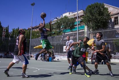 Uno de los partidos del &uacute;ltimo Lavapi&eacute;s Streetball Champs, en la cancha del parque del Casino de la Reina en Madrid. 