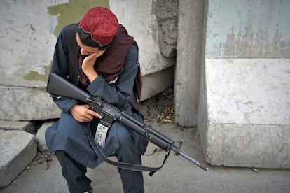 Un talibán procedente de la provincia de Wardak en la entrada de un edificio oficial en Kabul, el 20 de septiembre. Miles de guerrilleros siguen estos días desplegados en edificios oficiales y se encargan de controlar la seguridad en la capital de Afganistán. Cada vez son más los que lucen uniforme, pero el Emirato no ha aclarado si acabarán integrando las nuevas Fuerzas de Seguridad.