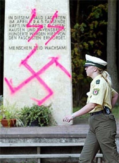 Monumento en Alemania a las víctimas del Holocausto con símbolos nazis.