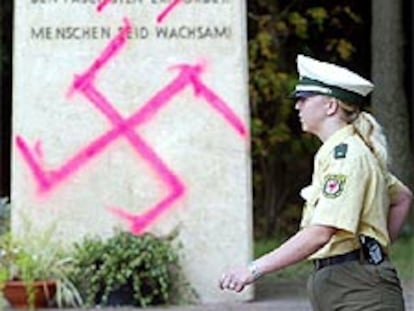 Monumento en Alemania a las víctimas del Holocausto con símbolos nazis.