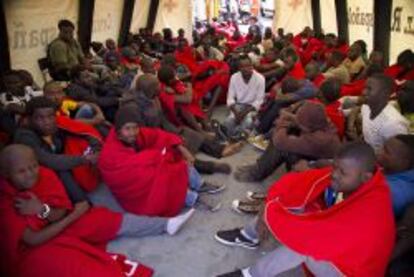 Cadiz/Tarifa/12-08-2014: Unos 200 inmigrantes subsaharianos a su llegada a la localidad gaditana de Tarifa, tras ser rescatados por salvamento maritimo.