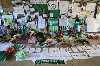 Los aficionados del Chapecoense homenajean a los jugadores fallecidos en el exterior de su estadio, al sur de Brasil.