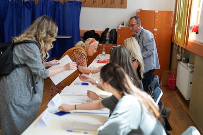 Un colegio electoral en Bucarest, este domingo.