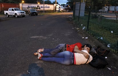 Los migrantes cubanos duermen en el suelo en un puesto fronterizo con Nicaragua en Peñas Blancas, Costa Rica.