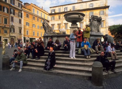 Vista de la Plaza de Santa María de Trastevere, en Roma