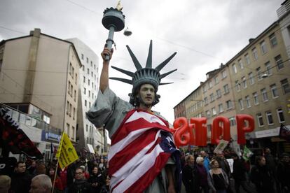 Una manifestaci&oacute;n contra el TTIP, celebrada en Hannover a finales de abril.