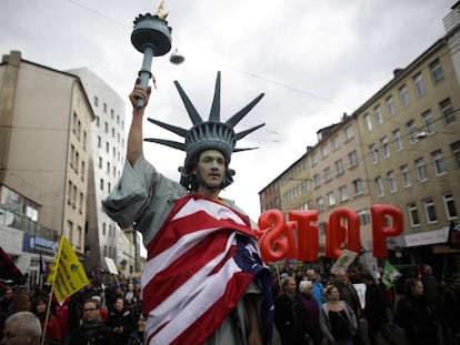 Una manifestaci&oacute;n contra el TTIP, celebrada en Hannover a finales de abril.