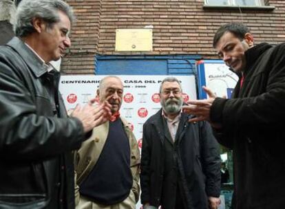 Tomás Gómez (a la derecha), junto a Nicolás Redondo (segundo por la izquierda) y Cándido Méndez celebran el centenario de la primera Casa del Pueblo de Madrid.