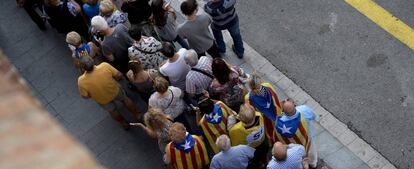 Asistentes al acto de campaña de Tarragona, poco antes de entrar al recinto.