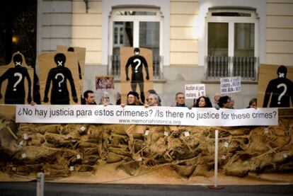 La fotografía de una fosa a su tamaño natural (14 metros) preside la concentración a favor de Garzón frente al Supremo.