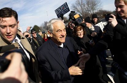 Paul Ron saluda a sus seguidores a su llegada a un acto electoral en West Des Moines, Iowa.
