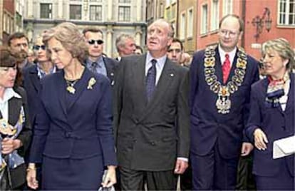 Los Reyes, acompañados del alcalde de Gdansk, durante el recorrido por el casco histórico de la ciudad.