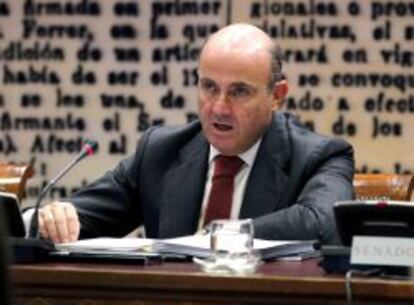 El ministro Luis de Guindos durante su comparecencia ante la Comisión de Economía y Competitividad en el Senado.
