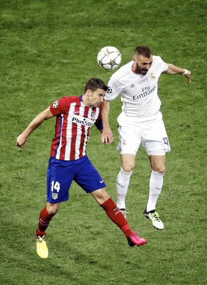 Gabi, capitán del Atlético salta junto a Benzema.