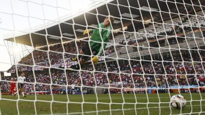 El portero alemán Neuer mira cómo la pelota bota dentro de la portería en el partido contra Inglaterra en el mundial de Sudáfrica. El árbitro no vio gol.