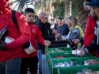 Reparto de comida en el cauce del río, este martes en Valencia.