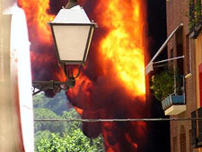 Incendio de la subestación eléctrica de Unión Fenosa en la calle de Almadén.